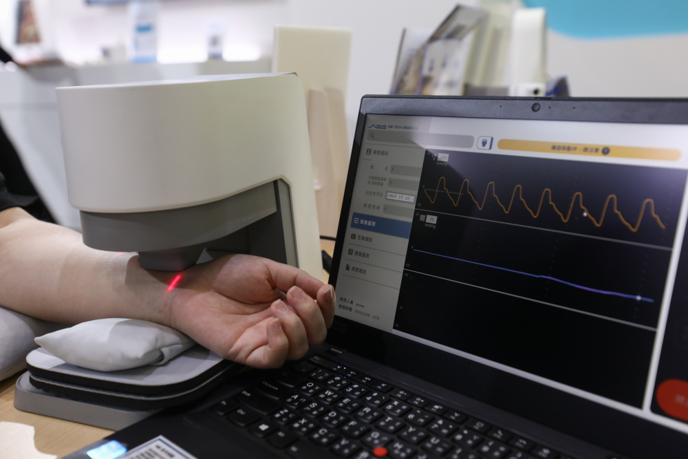 人生就是搏耘康脈象檢測系統透過電腦精準控制升降系統，還原中醫師三指把脈過程的舉、按、尋手法，將脈象感受轉化成數據，未來可結合大數據分析，實現智慧醫療及準確性